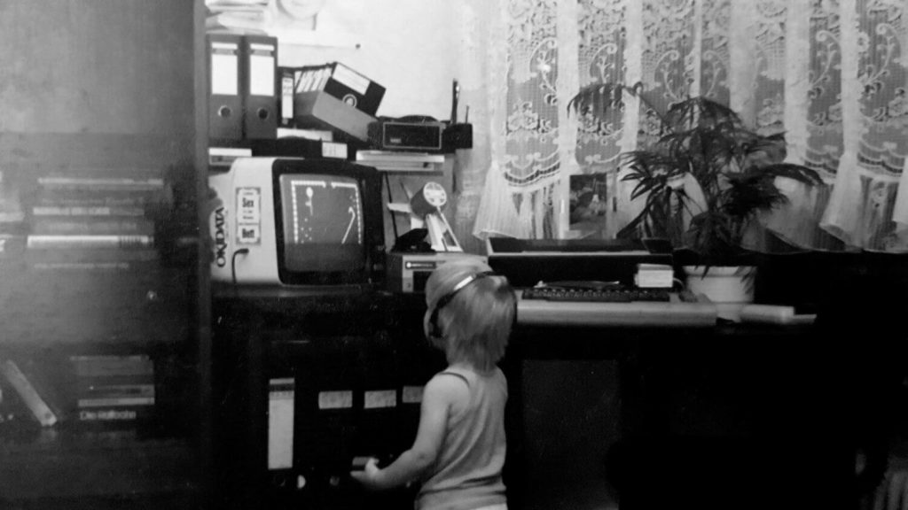 Alex spielt Pacman am Commodore 64