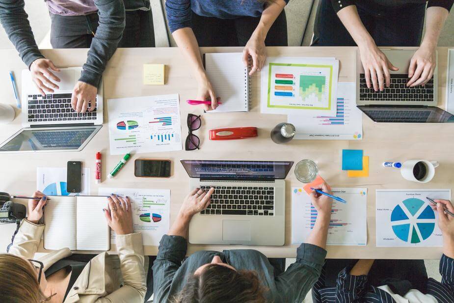 Web Agentur SEO DENDA 3 Kooperationen - img source: burst - https://burst.shopify.com/photos/business-team-meeting-in-boardroom?q=business