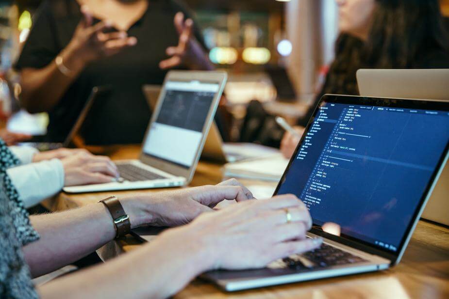 Die SEO DENDA Ratgeber und Lern-Sektion - Quelle: https://burst.shopify.com/photos/developer-coding-on-laptop?q=learning